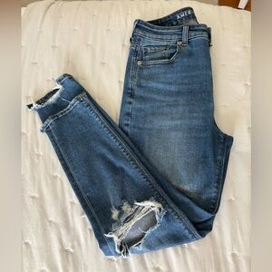 Women's Jeans American AE Strigid Ripped stretchy Eagle Outfitters Jeans
Size 0